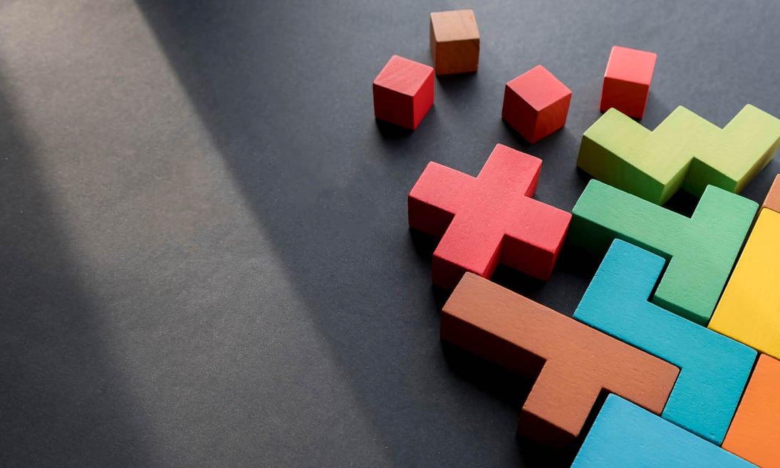 blokken van een tetris puzzel die in elkaar vallen